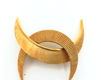 Vintage interlocking double crescent moons brooch crown Trifari brushed gold tone