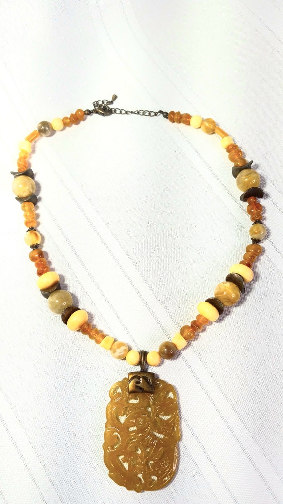 Vintage carved Jade like yellow agate necklace 22… - image 2