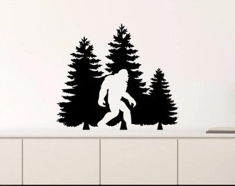 Könnte beinhalten: Schwarze Silhouette von Bigfoot, der durch einen Wald mit drei Kiefern geht. Die Silhouette befindet sich in der Mitte des Bildes, mit den Bäumen auf beiden Seiten.