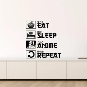 Könnte beinhalten: Schwarz-weißer Wandaufkleber mit dem Text "Essen, Schlafen, Anime, Wiederholen" in Japanisch und Englisch. Der Aufkleber zeigt eine Schüssel Ramen, ein Bett, das Auge eines Anime-Charakters und einen Kreispfeil.