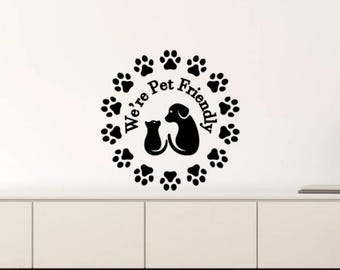 Adhesivo de vinilo para pared con texto "We're Pet Friendly", logotipo para gatos y perros, decoración de pared, plantilla de regalo para tienda de mascotas, para paredes, puertas, ventanas, coches, 1614