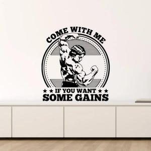 Może przedstawiać: Czarno-biała motywująca naklejka ścienna z kulturystą i tekstem "Come with me if you want some gains".