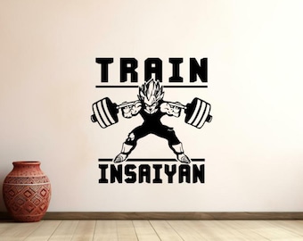 Puede incluir: Diseño gráfico en blanco y negro de un personaje de dibujos animados levantando pesas con el texto "TRAIN INSAYIAN".
