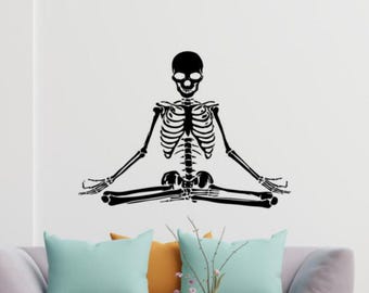 Calcomanía de vinilo con esqueleto de Namaste para pared, letrero de regalo, estudio de yoga, arte de pared, decoración de meditación, póster, impresión de Halloween, plantilla 1576