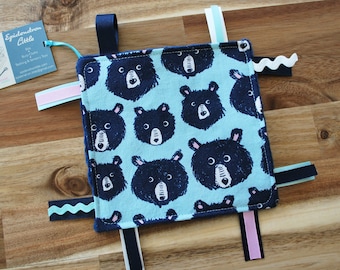 Aqua Teddy and the Bears Baby Crinkle Square de 6 pulgadas / Juguete sensorial con etiquetas de cinta y lazo
