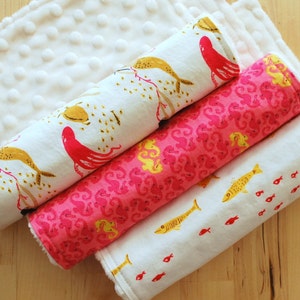 Baumwolle und Minky Baby Mädchen Burp Tücher / Burp Rags / Burpcloths - Set von 3 Meerjungfrau, Seepferdchen, & Fisch Drucke - Mendocino Sammlung