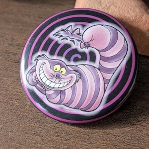 Vintage Disney Grinsekatze Button Pin Alice im Wunderland Anstecknadel lila Spirale retro Abzeichen