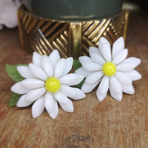 Vintage white glitter plastic daisy flower screw earrings rare  Boutique Montréal Québec Zerowaste second hand Canadian vintage shop