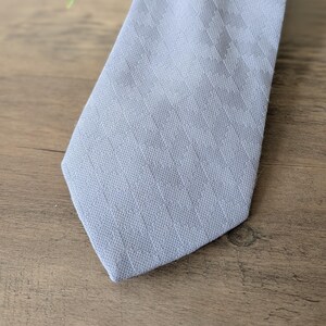 Cravate vintage polyester gris clair motif géométrique texture Bartolini fabriqué au canada accessoire homme retro