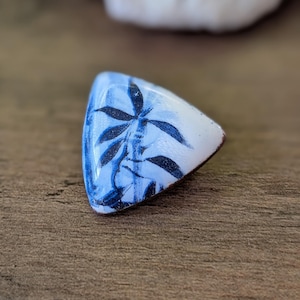 Broche triangulaire Émail sur cuivre Motif bambou bleu et blanc Vintage Bijou artisanal fait main Style Japandi