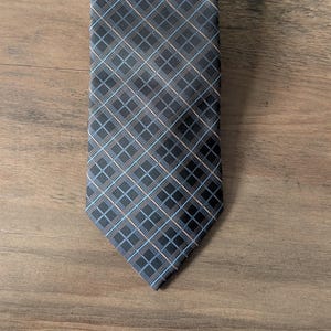 Cravatta vintage in seta Consenso Uomo, grigia con quadri blu e rame, cucita a mano, accessorio maschile chic, stile professionale