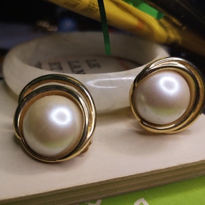 Statement pearl clip earrings in the center of the pearl • Good condition • Old gold retro jewelry • Boutique Montréal Québec Canadian shop
