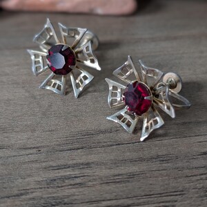Pendientes vintage de tornillo cristal rojo granate plata calada flor orejas no perforadas retro regalo