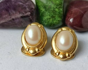 Goldene Clip-Ohrringe im 90er-Jahre-Stil mit ovaler Perle, Vintage-Chic und minimalistischer Schmuck, zeitloser Klassiker