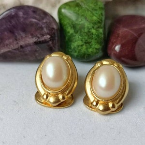 Vintage gold clips on earrings with little pearls • Vintage luxury jewelry wedding gift retro finds Boutique Montreal Quebec Canada
