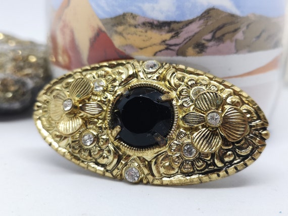 1546. Broche vieux ornée de grenats