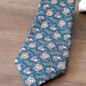 Vintage Guido Vietri Green Equestrian Tie Saddle & Bit Pattern Made in Chile Retro Men's Formal Silk-Like Necktie
