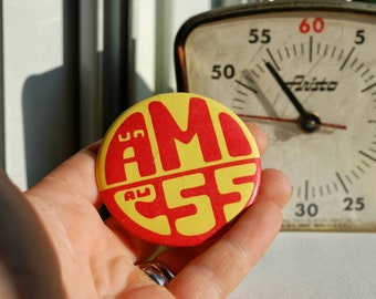 Vintage Pinback Button Un Ami Au CSS Quebec Social Services Advertising Yellow Red Round Retro Badge
