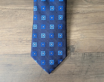 Corbata vintage Alfred Sung de seda azul con estampado floral geométrico, un accesorio clásico, elegante y lujoso para hombre, ideal para la moda masculina chic.