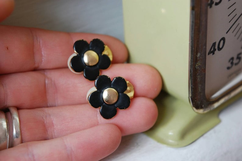 Earrings clips on small flowers black and gold Jewel vintage beautiful Boutique old but gold Inspirational Montreal BizouCarcajou