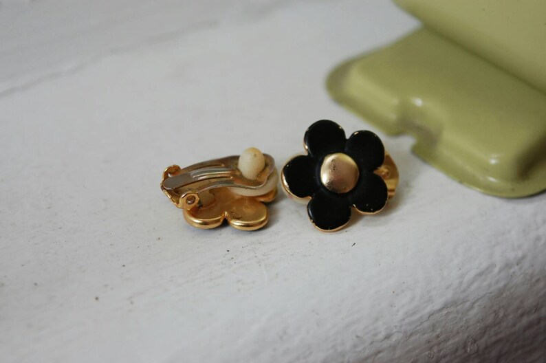Earrings clips on small flowers black and gold Jewel vintage beautiful Boutique old but gold Inspirational Montreal BizouCarcajou