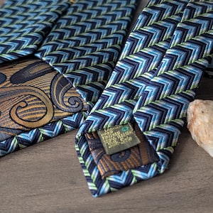 Corbata retro vintage de los años 70, diseño Polyfroni Milano, seda, estampado en zigzag, estilo op art, azul verdoso brillante
