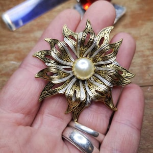 Beautiful vintage brooch • Little retro jewelry Shop zero waste Montreal Quebec - canadian second hand shop