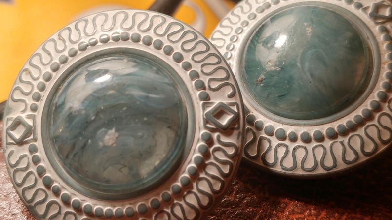 pretty art deco motifs \u2022 Montreal Quebec Canadian Vintage Shop Vintage drop black and white clip earring vintage plastic lucite Bakelite