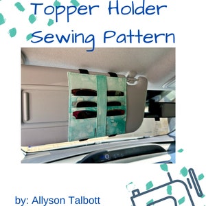 Könnte beinhalten: Ein türkisfarbener Sonnenblenden-Organizer für das Auto mit einem Nähmuster. Der Organizer hat drei Fächer für Sonnenbrillen oder andere Gegenstände. Der Text "Car Visor Topper Holder Sewing Pattern" befindet sich oben im Bild. Der Text "by: Allyson Talbott Skill Level: Confident Beginner" befindet sich unten im Bild.