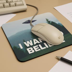 Alfombrilla de ratón "Quiero creer" de Expediente X, diseño original de Mulder, con diseño de OVNI y extraterrestre, regalo divertido de ciencia ficción para fans de Expediente X, alfombrilla de escritorio para TV de los 90.