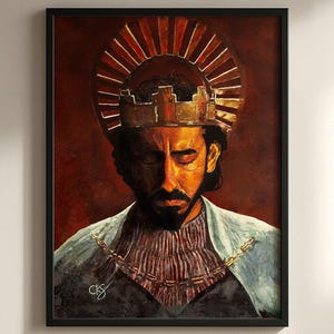 Op de afbeelding: Een schilderij van een persoon die een kroon en een ketting draagt. De persoon kijkt naar beneden en heeft een serieuze uitdrukking. De achtergrond is donkerrood.