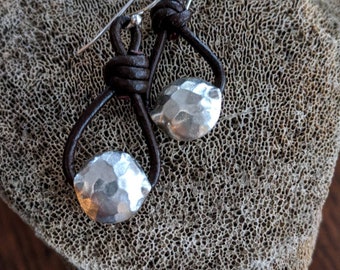 Aros de plata y cuero, pendientes estilo Sundance, pendientes boho, pendientes estilo Silpada, pendientes de plata hilltribe