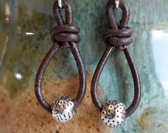 Pendientes de plata y cuero, pendientes estilo Sundance, pendientes de festival boho con cuentas, pendientes de aro de cuero, pendientes de silpada, pendientes boho