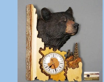 Oso negro tallado en madera con reloj, hecho a mano con corteza de abeto, paisaje realista de animales salvajes, arte de pared, decoración de cabaña única, regalo