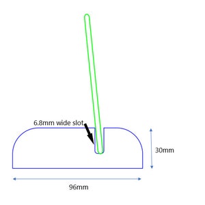 Op de afbeelding: Een blauwe plastic basis met een 6,8 mm brede gleuf en een groene plastic staaf. De basis is 96 mm breed en 30 mm hoog.