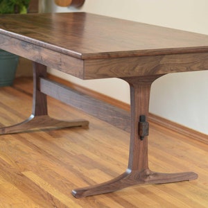 Mesa de comedor de caballete de nogal / Sin extensión / "Porter" / Mesa personalizada de madera maciza