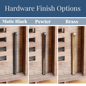 Puede incluir: Primer plano de tres tiradores de puerta de armario en diferentes acabados: negro mate, peltre y lat&oacute;n. Los tiradores son de metal y tienen un dise&ntilde;o simple y rectangular.