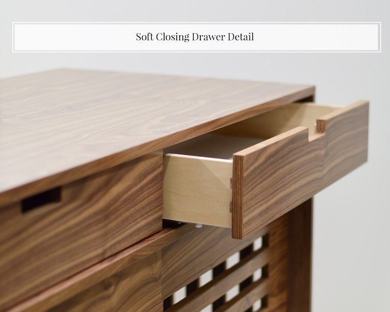 Puede incluir: Una c&oacute;moda de madera con dos cajones que tienen mecanismos de cierre suave. Los cajones est&aacute;n hechos de madera marr&oacute;n claro con un ribete de madera marr&oacute;n oscuro. La c&oacute;moda tiene un dise&ntilde;o de listones en la parte delantera.