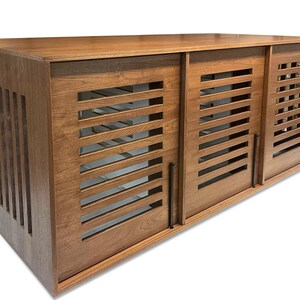 Aparador triple para perros artesanal: mesa auxiliar sostenible para perrera, fabricada en EE. UU.