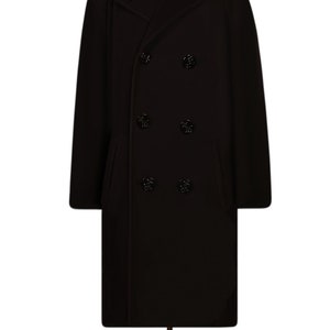 K&ouml;nnte beinhalten: Ein schwarzer, zweireihiger Peacoat mit klassischem Design. Der Mantel hat sechs schwarze Kn&ouml;pfe und zwei Eingrifftaschen.