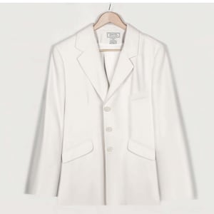 Könnte beinhalten: Ein weißer Blazer mit einem einzigen Knopfverschluss und zwei Taschen auf der Vorderseite. Der Blazer trägt ein Etikett mit der Aufschrift "DONNA KARAN NEW YORK".