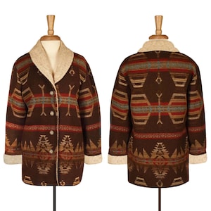 Könnte beinhalten: Eine braune Jacke mit cremefarbenem Muster und einem Sherpa-Kragen. Die Jacke hat einen Knopfverschluss und ein geometrisches Muster.