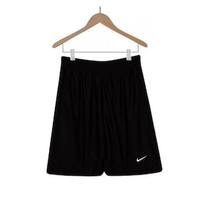 Puede incluir: Pantalones cortos deportivos negros con un logotipo blanco de Nike en forma de swoosh en la pierna derecha.