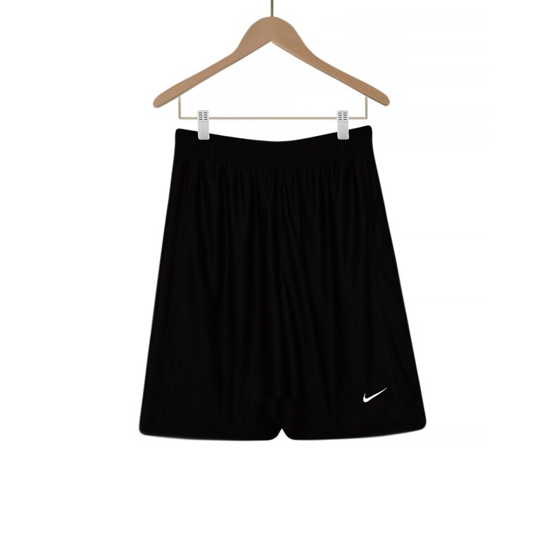 Puede incluir: Pantalones cortos deportivos negros con un logotipo blanco de Nike en forma de swoosh en la pierna derecha.
