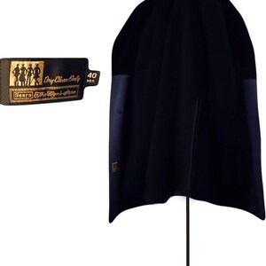 K&ouml;nnte beinhalten: Eine dunkelblaue Herren-Sakkojacke mit einem Etikett mit der Aufschrift "Dry Clean Only" und "Sears The Men's Store". Das Etikett hat auch ein Gr&ouml;&szlig;enetikett mit der Aufschrift "40 Reg."
