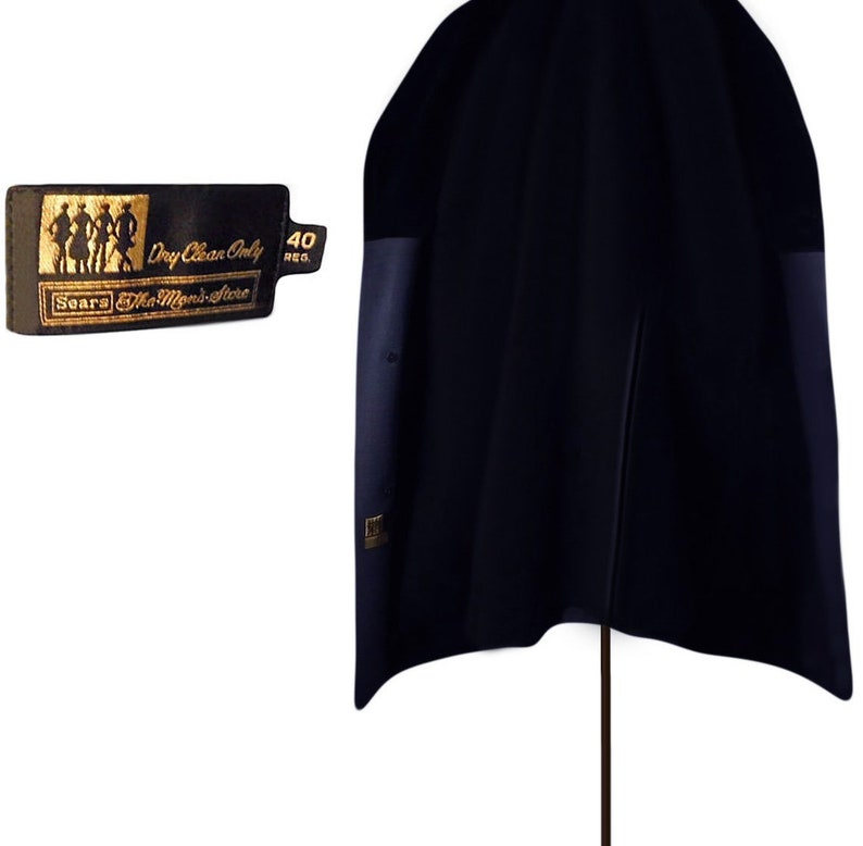 K&ouml;nnte beinhalten: Eine dunkelblaue Herren-Sakkojacke mit einem Etikett mit der Aufschrift "Dry Clean Only" und "Sears The Men's Store". Das Etikett hat auch ein Gr&ouml;&szlig;enetikett mit der Aufschrift "40 Reg."
