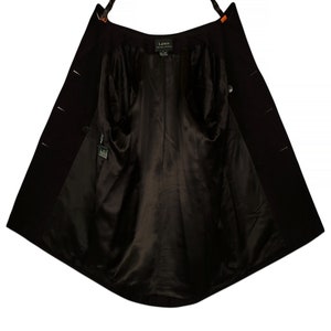 K&ouml;nnte beinhalten: Ein schwarzer zweireihiger Mantel mit Satin-Futter. Der Mantel tr&auml;gt ein Etikett mit der Aufschrift "LAUREN Ralph Lauren".