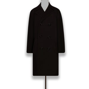 K&ouml;nnte beinhalten: Ein langer schwarzer Peacoat mit doppelreihigem Verschluss und gro&szlig;en schwarzen Kn&ouml;pfen.