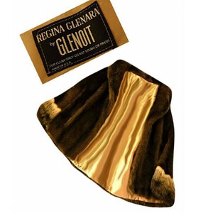Peut inclure: Une veste en fourrure brune avec une doublure en satin dor&eacute;. L'&eacute;tiquette indique "Regina Glenara by Glenoit, Fur Clean Only - Do Not Steam or Press, Made in USA."
