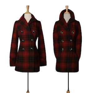 Peut inclure: Un manteau en laine à double boutonnage rouge et noir à carreaux avec une silhouette cintrée.